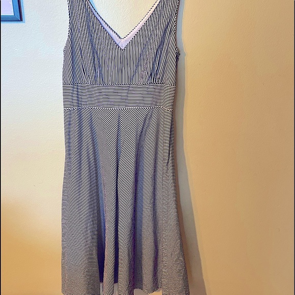 Jones New York Dresses & Skirts - JONES NEW YORK STRIPED DRESS
